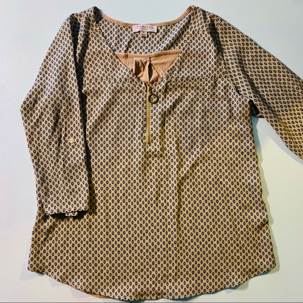 🌝🌜Tan and black Blouse with knit back.